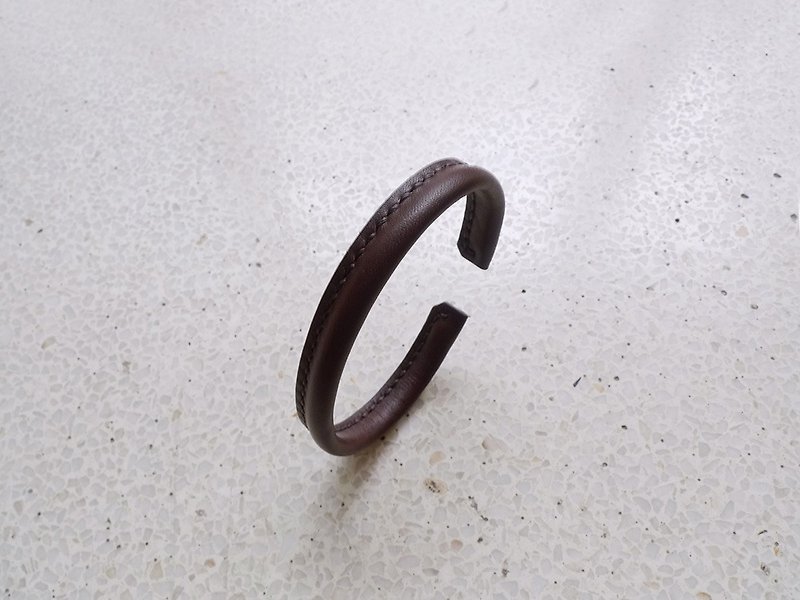 Hand-stitched dark brown leather single loop wide version bracelet - สร้อยข้อมือ - หนังแท้ สีนำ้ตาล