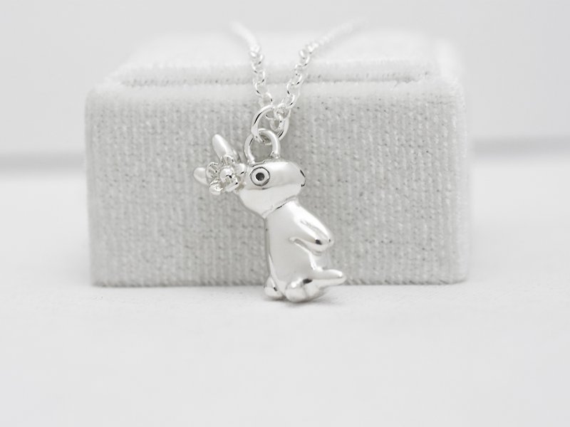 Little flower rabbit (925 sterling silver necklace, animal necklace) - C percent - สร้อยคอ - เงินแท้ สีเงิน