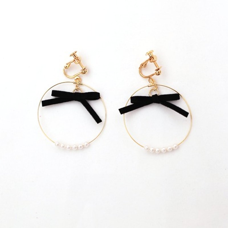 蝴蝶結環形耳環 belinda [珍珠] - 耳環/耳夾 - 其他金屬 白色