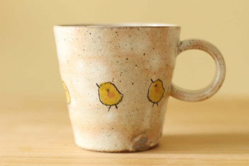 A cup of powdered chicks. - แก้วมัค/แก้วกาแฟ - วัสดุอื่นๆ ขาว