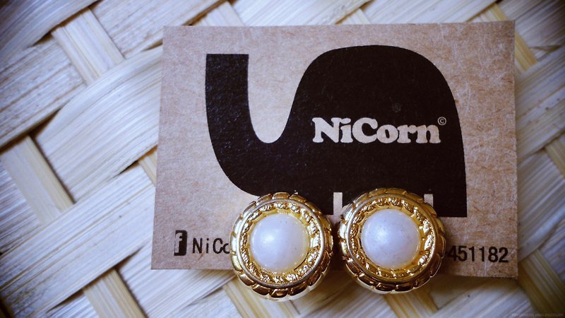 NiCorn hand made - hair happiness - pearl white circle retro earrings (ear clip-on) - Earrings & Clip-ons - Other Materials White