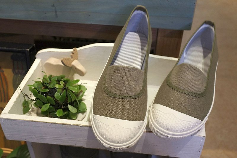 Southgate 南登機口 ANN-橄欖綠-超方便穿脫帆布鞋 - รองเท้าลำลองผู้หญิง - วัสดุอื่นๆ สีเขียว
