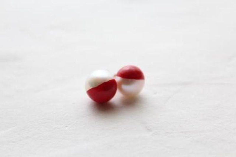 Two-tone pearl earrings of colored lacquer (red) - ต่างหู - โลหะ ขาว