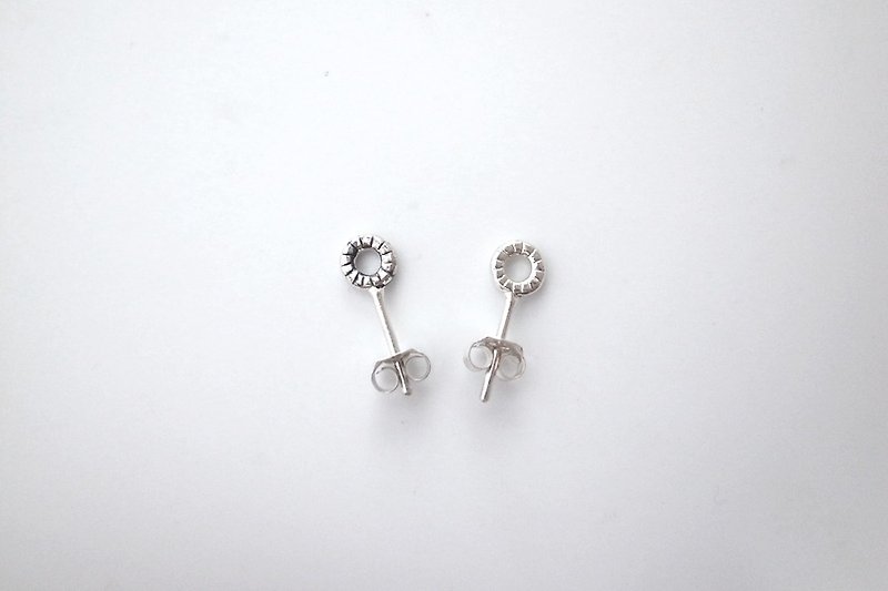 小怪獸套圈圈 純銀耳環(一對)silver925 - 耳環/耳夾 - 銀 銀色