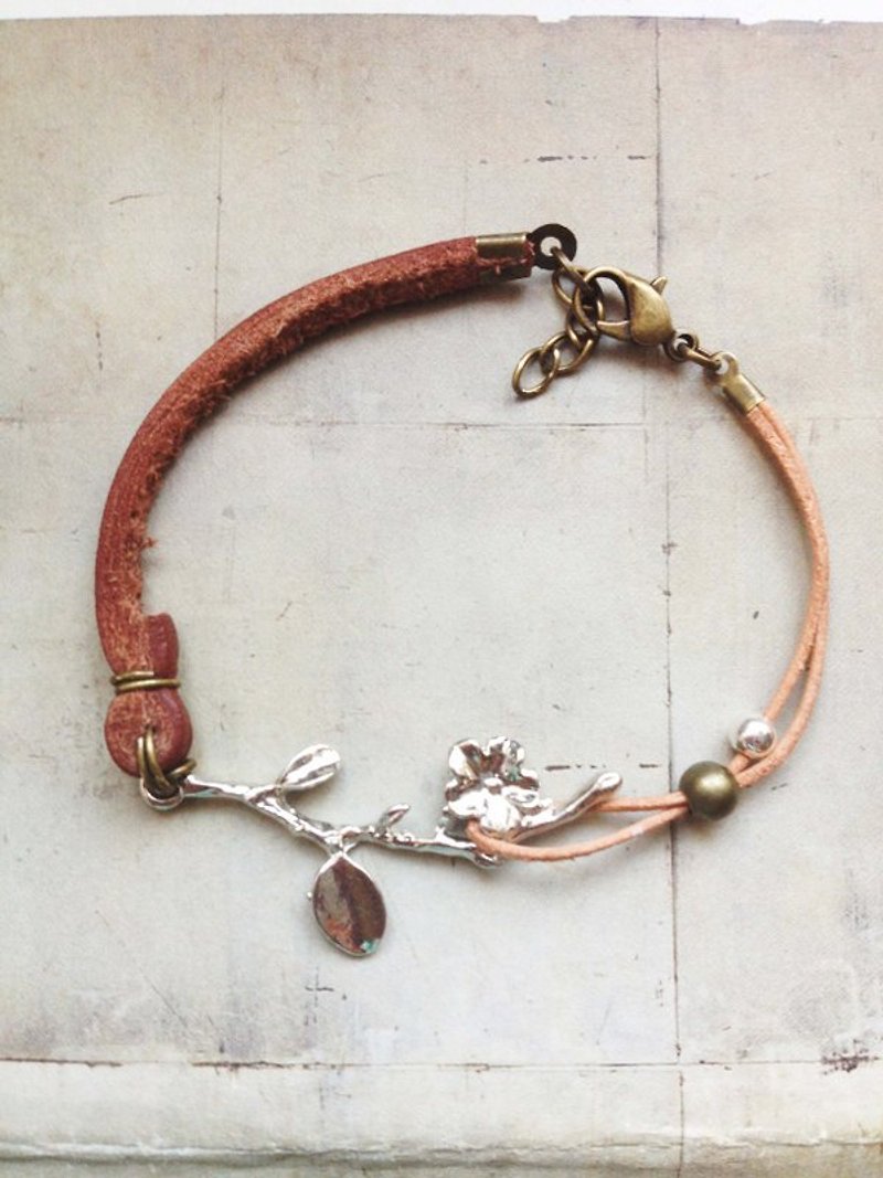 ﹉karbitrary﹉ ▲ silver flowers leather bracelet - สร้อยข้อมือ - หนังแท้ สีนำ้ตาล