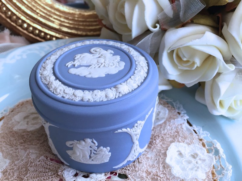 ♥ ~ ~ ♥ Anne crazy Antiquities British bone china Wedgwood jasper blue jasper relief Greek mythology round jewelry boxes, jewelry boxes. Valentines Day gifts - กล่องเก็บของ - วัสดุอื่นๆ สีน้ำเงิน