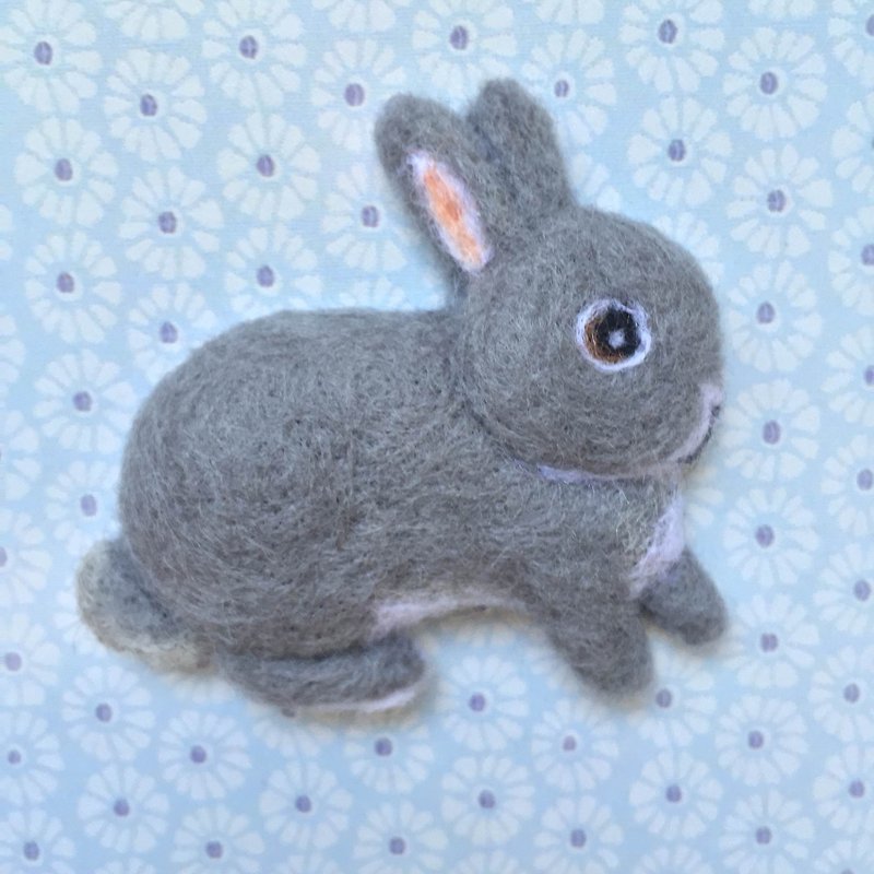 White Grey Rabbit-Handmade Wool Felt Pin - เข็มกลัด - ขนแกะ สีเทา