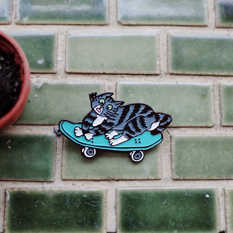 スケートランニング猫PIN - ブローチ - 金属 ブルー