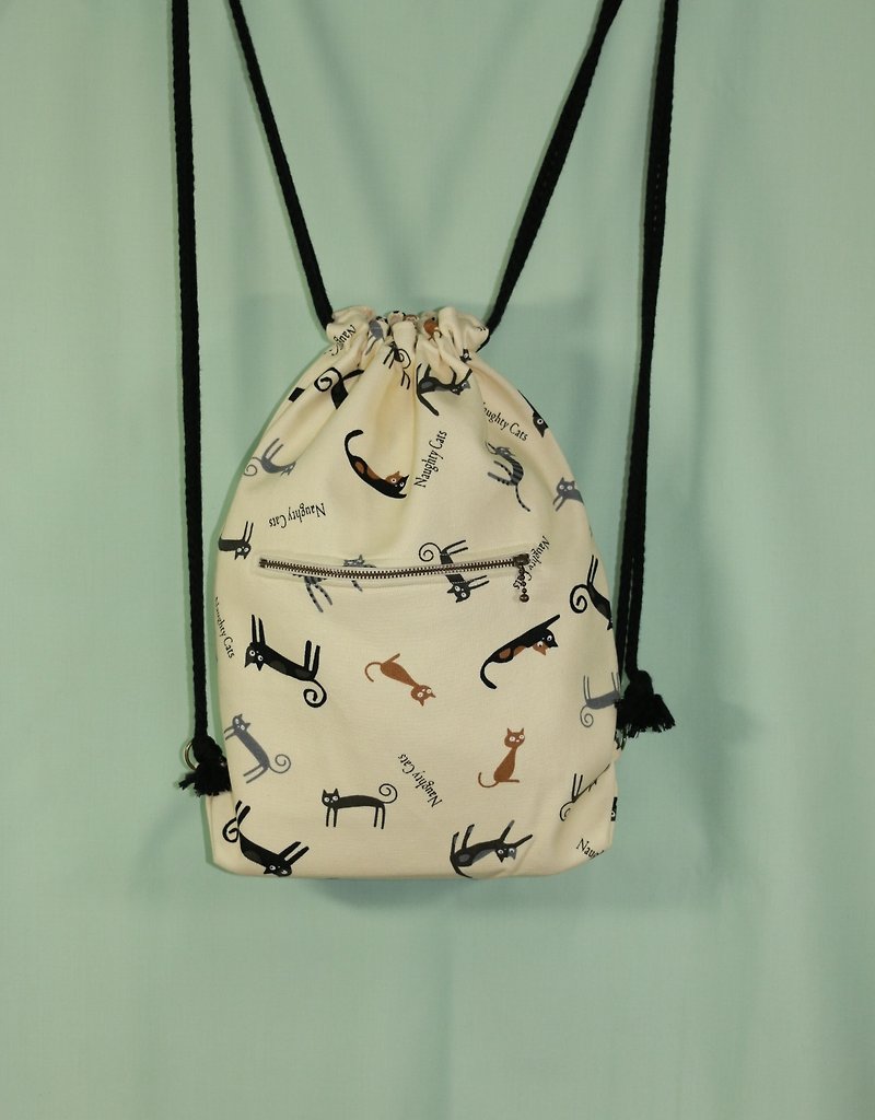 Happy rotating cat with bunch of backpacks - Drawstring Bags - Cotton & Hemp Multicolor