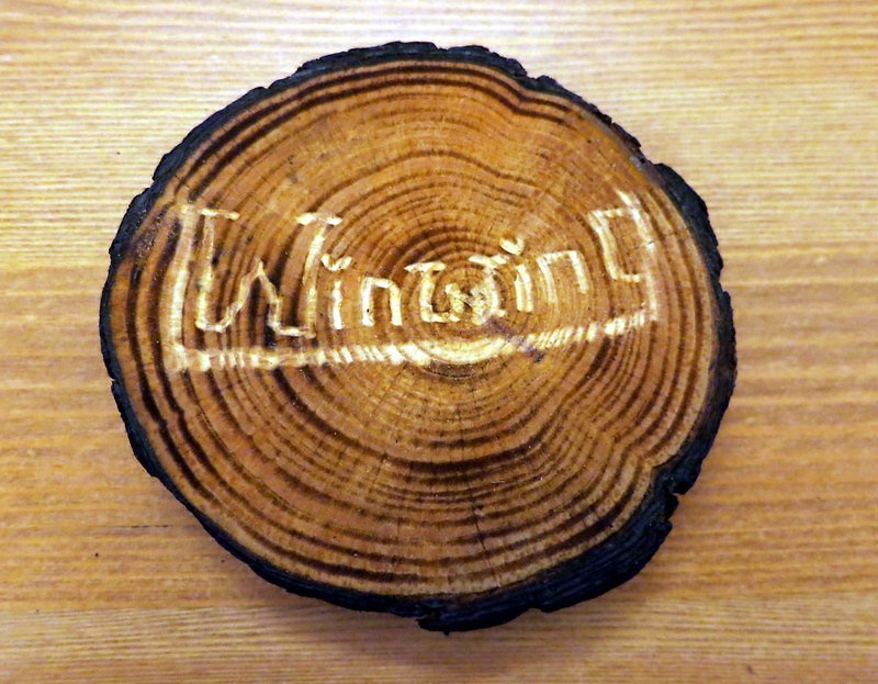 Custom lettering caramel natural log coaster (single piece) - อื่นๆ - ไม้ 