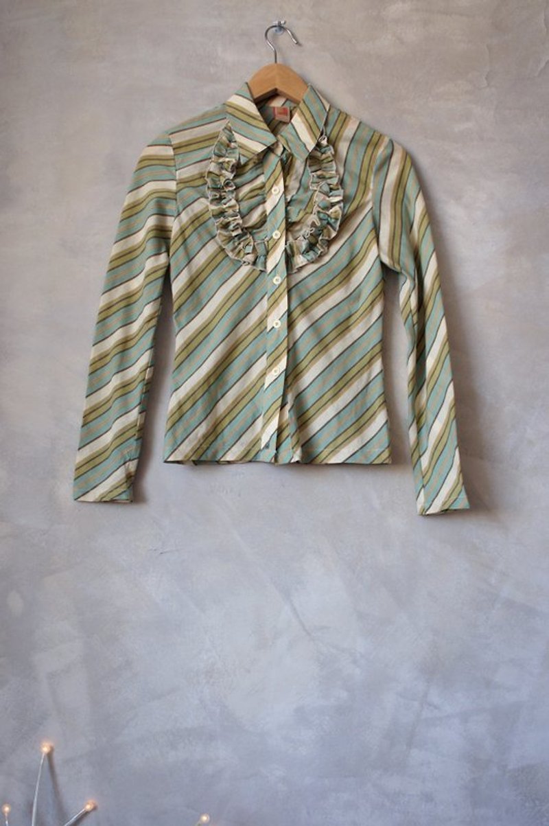 Green and white diagonal lines conjugate side chest flower vintage shirt - Women's Shirts - Other Materials Green