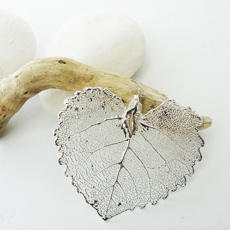 Edith & Jaz • Natural Cottonwood Leaf - Silver Color (S) - สร้อยคอ - เครื่องเพชรพลอย สีเทา