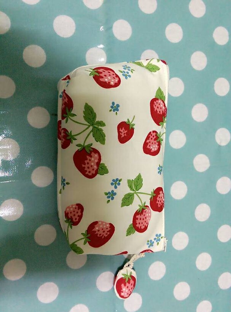Nuannuan small bag series-strawberry cosmetic bag - กระเป๋าเครื่องสำอาง - วัสดุอื่นๆ 