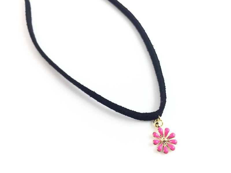 "Peach flower necklace" - สร้อยคอ - หนังแท้ สีดำ