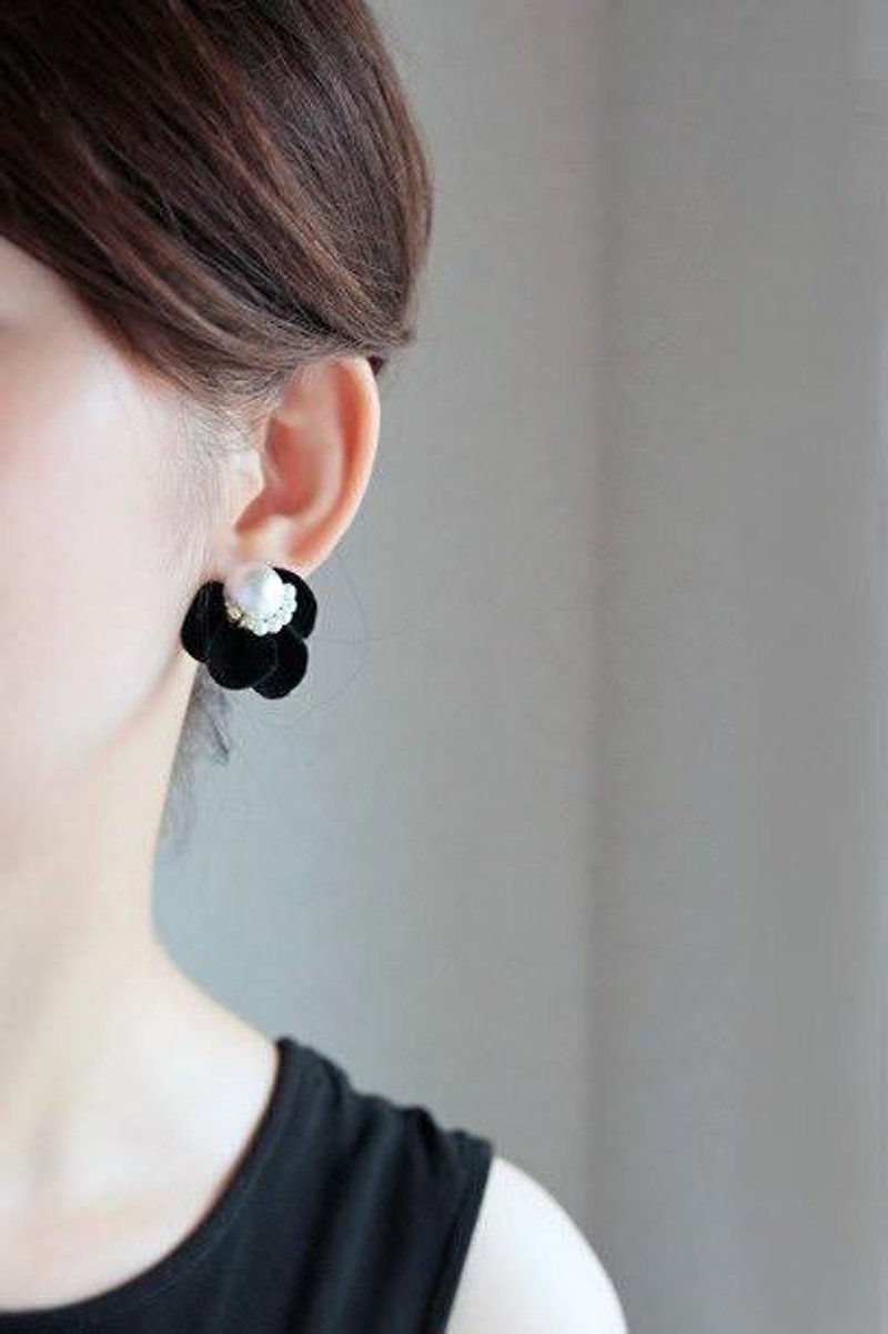 Flower Clip-On fiore black - Earrings & Clip-ons - Genuine Leather Black