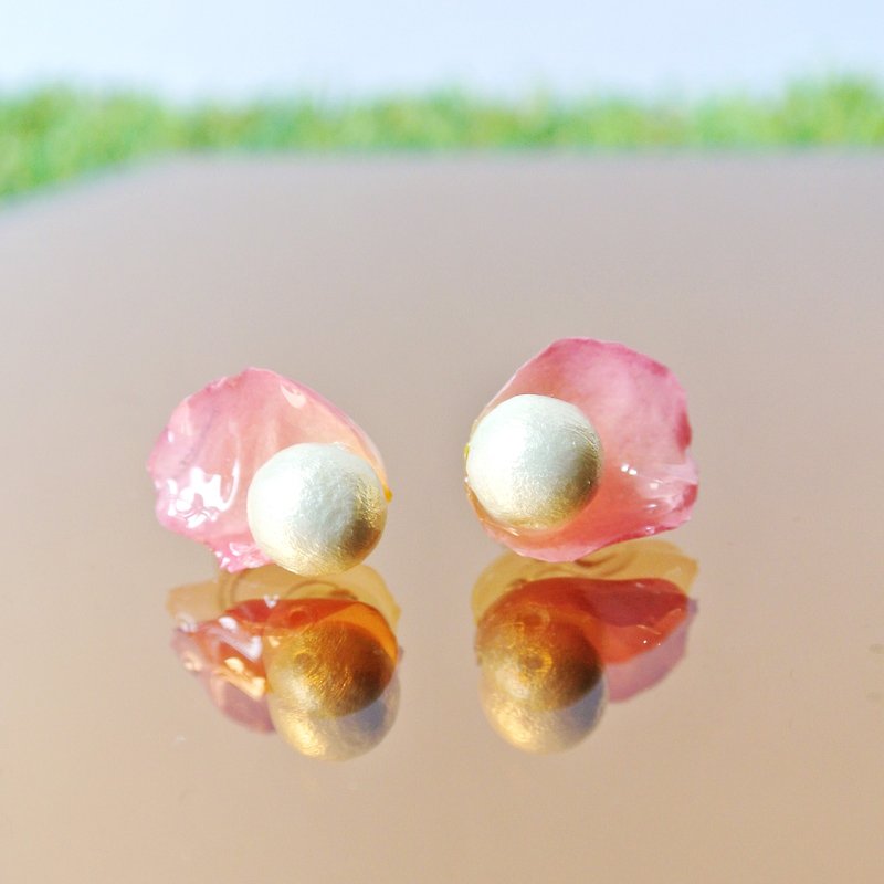 PS anthomaniac AGFC | perspective of pink rose petals pearl ear clip Mian Mian - Earrings & Clip-ons - Plants & Flowers Pink