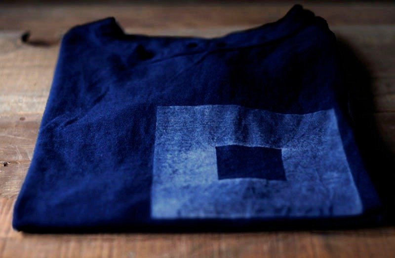 Indigo T-shirt ░ square M - เสื้อยืดผู้หญิง - ผ้าฝ้าย/ผ้าลินิน สีน้ำเงิน