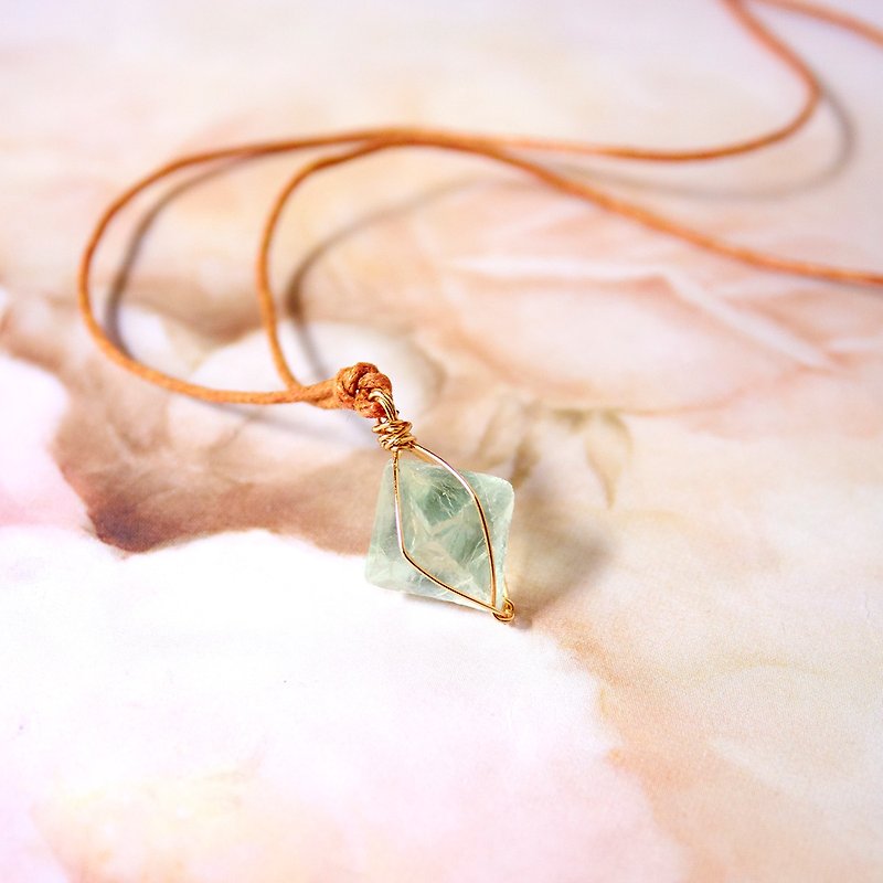 Handmade Natural Green Fluorite stone necklace, Crystal Necklace - สร้อยคอ - เครื่องเพชรพลอย สีเขียว