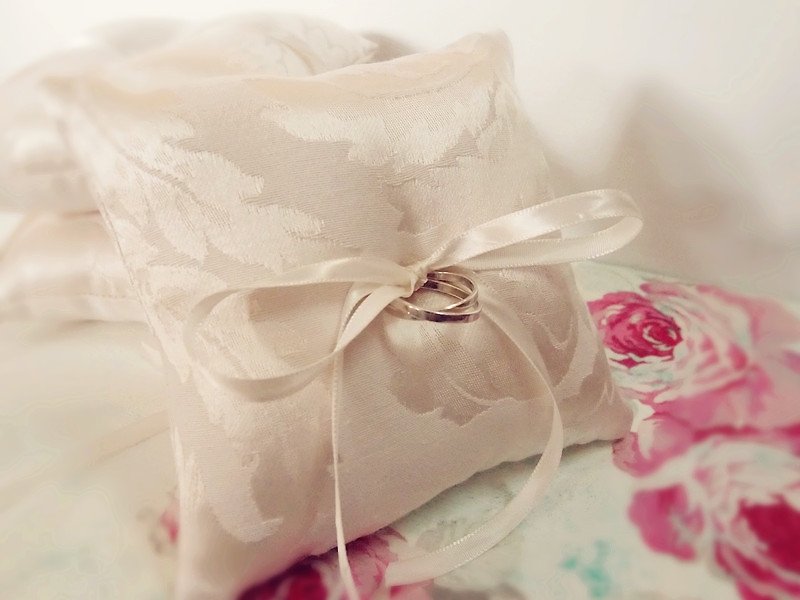 A must-have for a romantic wedding. Simple strap ring pillow - อื่นๆ - ผ้าฝ้าย/ผ้าลินิน ขาว