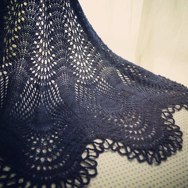 孔雀 手工編織蕾絲披肩/圍巾 - ผ้าพันคอ - วัสดุอื่นๆ สีน้ำเงิน