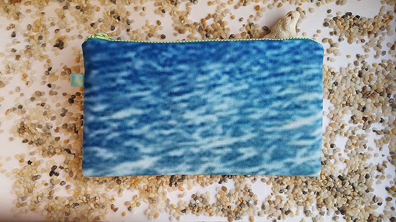 Mother Nature's Creativity_My Glück Hand-Made Ocean Pouches/Pencil Cases_I carry the ocean around me - กระเป๋าสตางค์ - วัสดุอื่นๆ สีน้ำเงิน