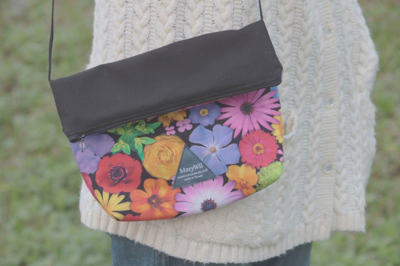 MaryWil Colorful Shoulder Bag-Red Flowers - กระเป๋าแมสเซนเจอร์ - วัสดุอื่นๆ หลากหลายสี