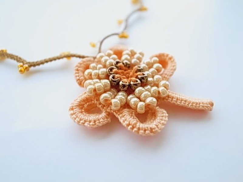 手工蕾絲飾品(愛爾蘭蕾絲項鍊---小雛菊) - ネックレス - その他の素材 オレンジ