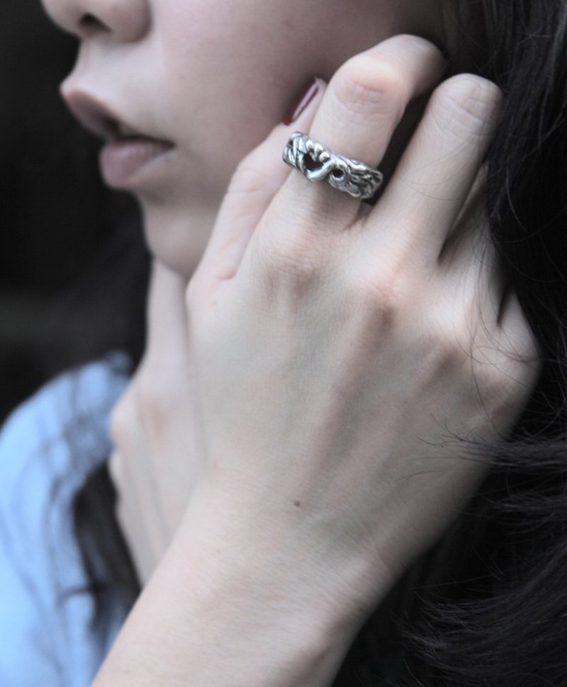 Love shape sterling silver ring - แหวนทั่วไป - โลหะ สีเทา