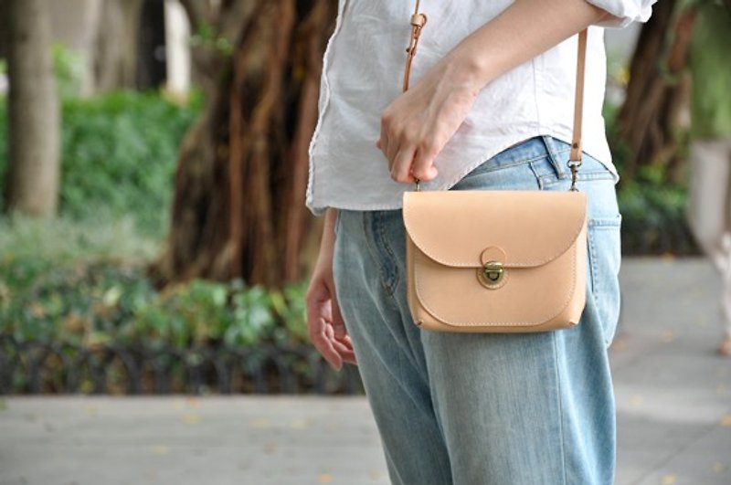 SB03 Anahi oblique backpack [handmade custom cowhide colors] - กระเป๋าแมสเซนเจอร์ - หนังแท้ สีทอง