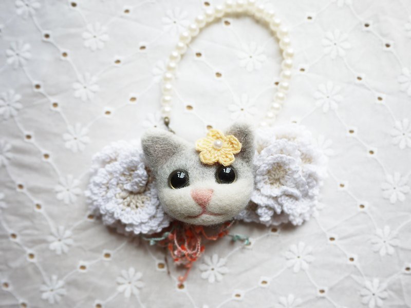羊毛氈～針織花朵小灰貓項鍊／吊飾（兩用飾物） - ネックレス - ウール ホワイト