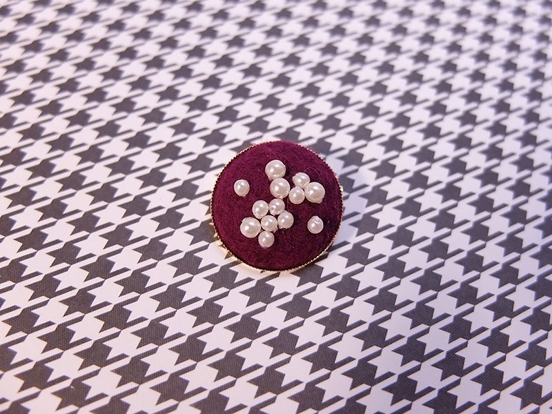 une wool lady pearl brooch - elegant purple - เข็มกลัด - ขนแกะ สีม่วง