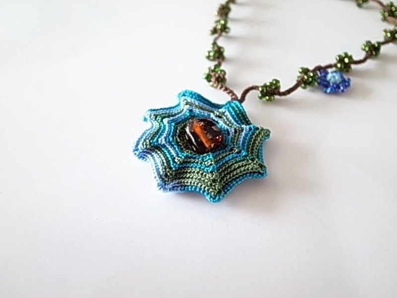 手工蕾絲飾品(蕾絲項鍊，夏綠蒂的網 II) - 項鍊 - 其他材質 多色