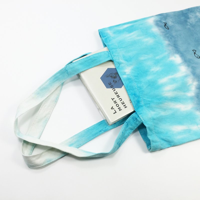 Tie dye/handmade/hand bag/shoulder bag/tote [Fish] - กระเป๋าแมสเซนเจอร์ - ผ้าฝ้าย/ผ้าลินิน สีน้ำเงิน