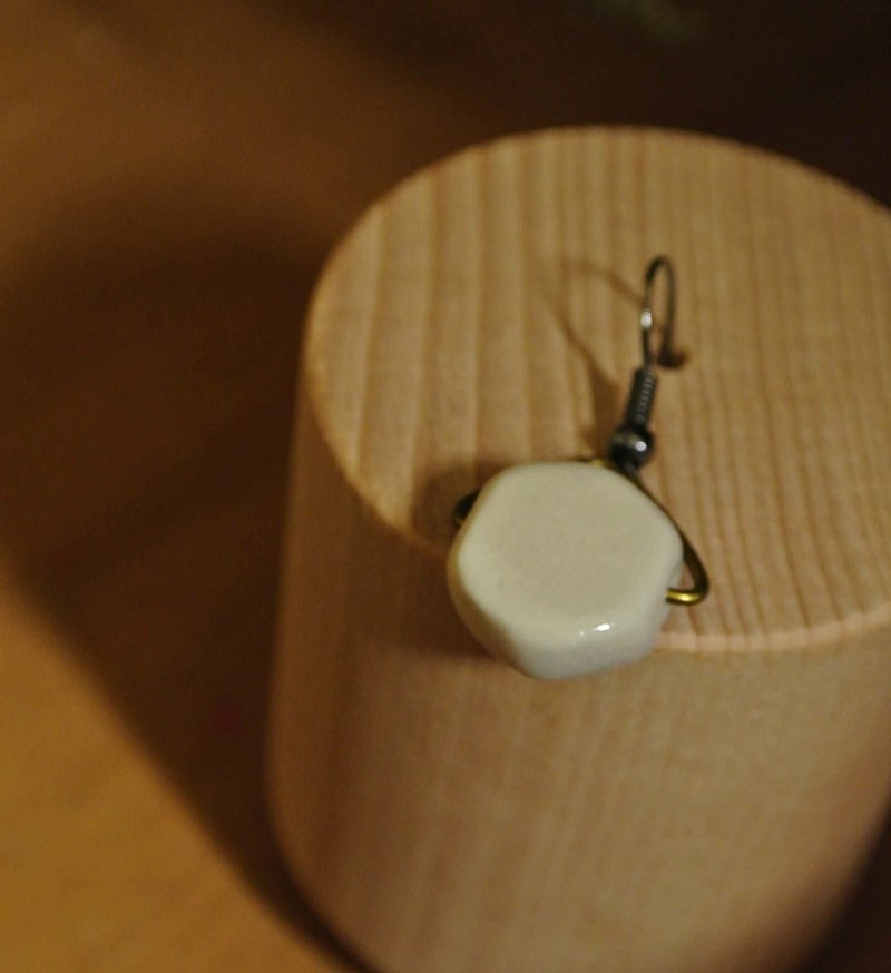 【 T - C 】耳環 日本白瓷 瓷器  限量 自然釉色 無限看不膩色調 攝氏1350高溫燒製 - ピアス・イヤリング - その他の素材 