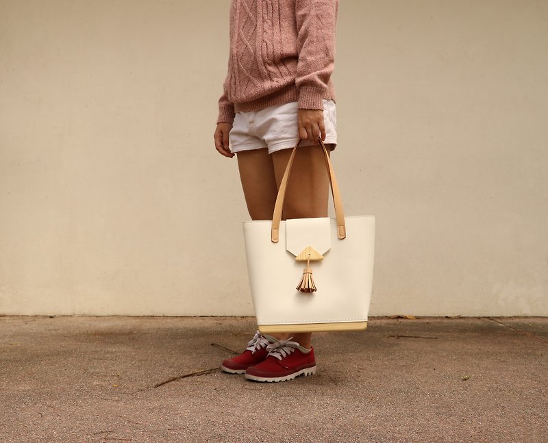 Wooden Butt Bag (white) กระเป๋าก้นไม้ / tote bag - กระเป๋าแมสเซนเจอร์ - ไม้ ขาว