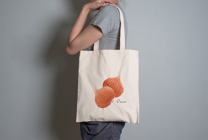 Hand-painted hand-printed fabric bag [onion] single-sided pattern portable - กระเป๋าแมสเซนเจอร์ - ผ้าฝ้าย/ผ้าลินิน สีส้ม