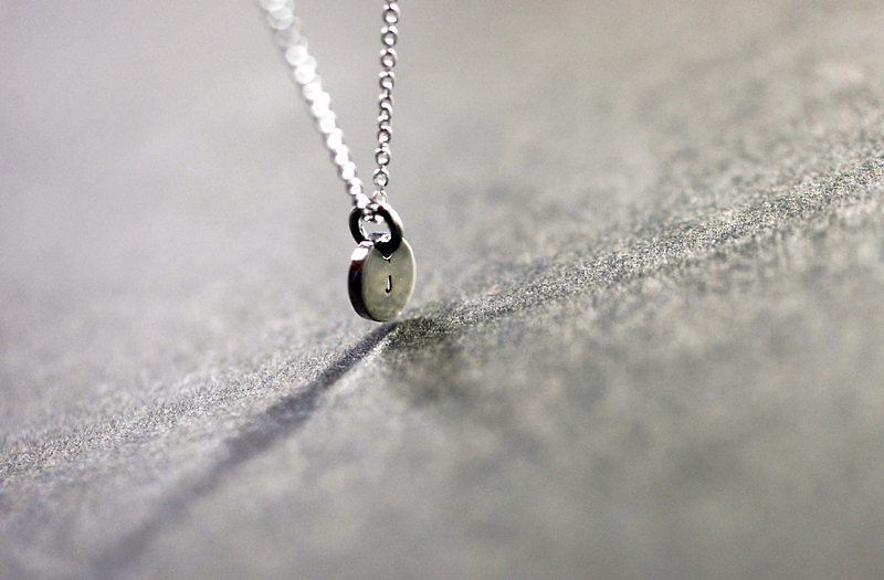 【BB】English small letter round medal event. 925 Silver - Necklaces - Other Metals Gray