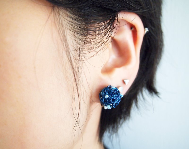 Custom stylish hand-woven Bronze wire navy blue powder blue plastic beads clip-on earrings Made in Hong Kong ME006 - Earrings & Clip-ons - Other Metals Blue