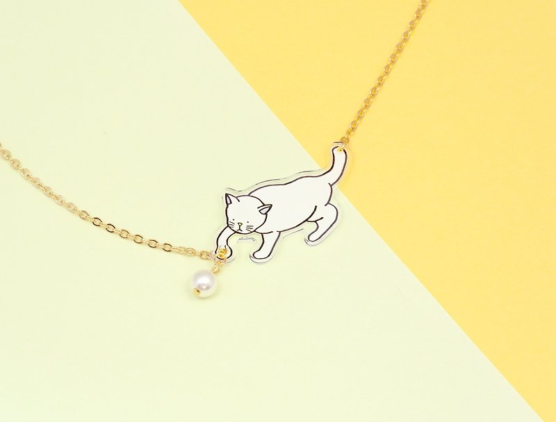 Pearl playing cat - Necklaces - Acrylic Multicolor