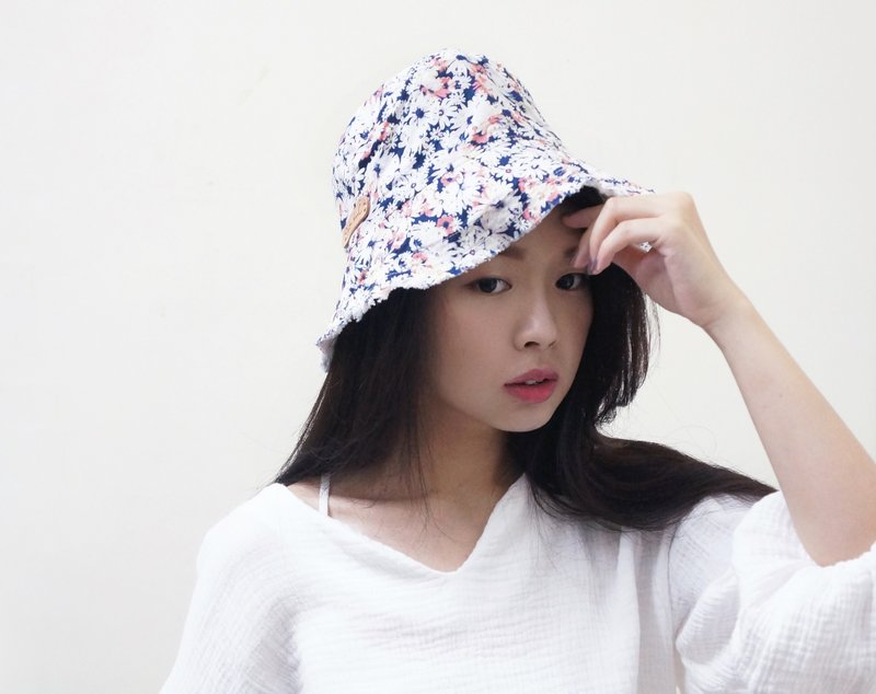 Fickle sided hat | Summer daisy flowers - หมวก - วัสดุอื่นๆ สีน้ำเงิน