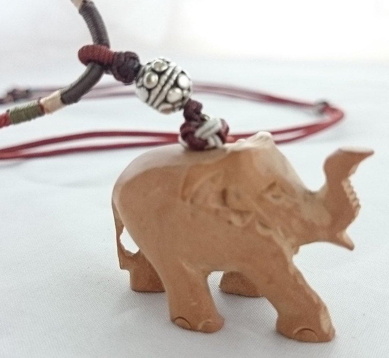 ㊣Indian Laoshan sandalwood "Elephant Necklace" brown rope - สร้อยคอ - ไม้ สีนำ้ตาล