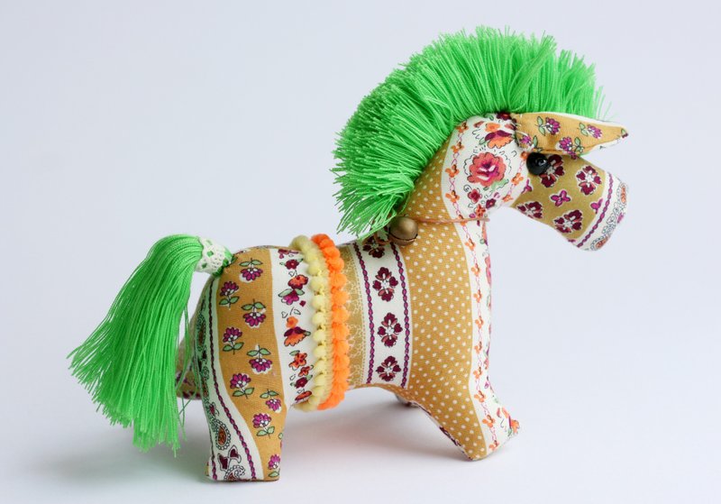 手工缝制布偶 小马娃娃(芥末黄花布 亮绿鬃毛) fabric horse