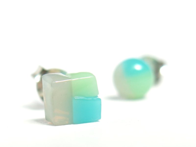 Back + dice glass earrings - ต่างหู - แก้ว สีเขียว