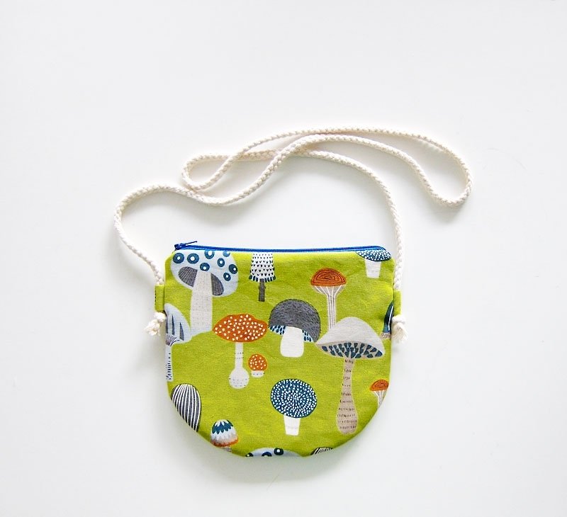 Semi-slung zipper bag / purse Fantasy mushrooms (also choose other purse fabric patterns) - กระเป๋าแมสเซนเจอร์ - วัสดุอื่นๆ สีเขียว