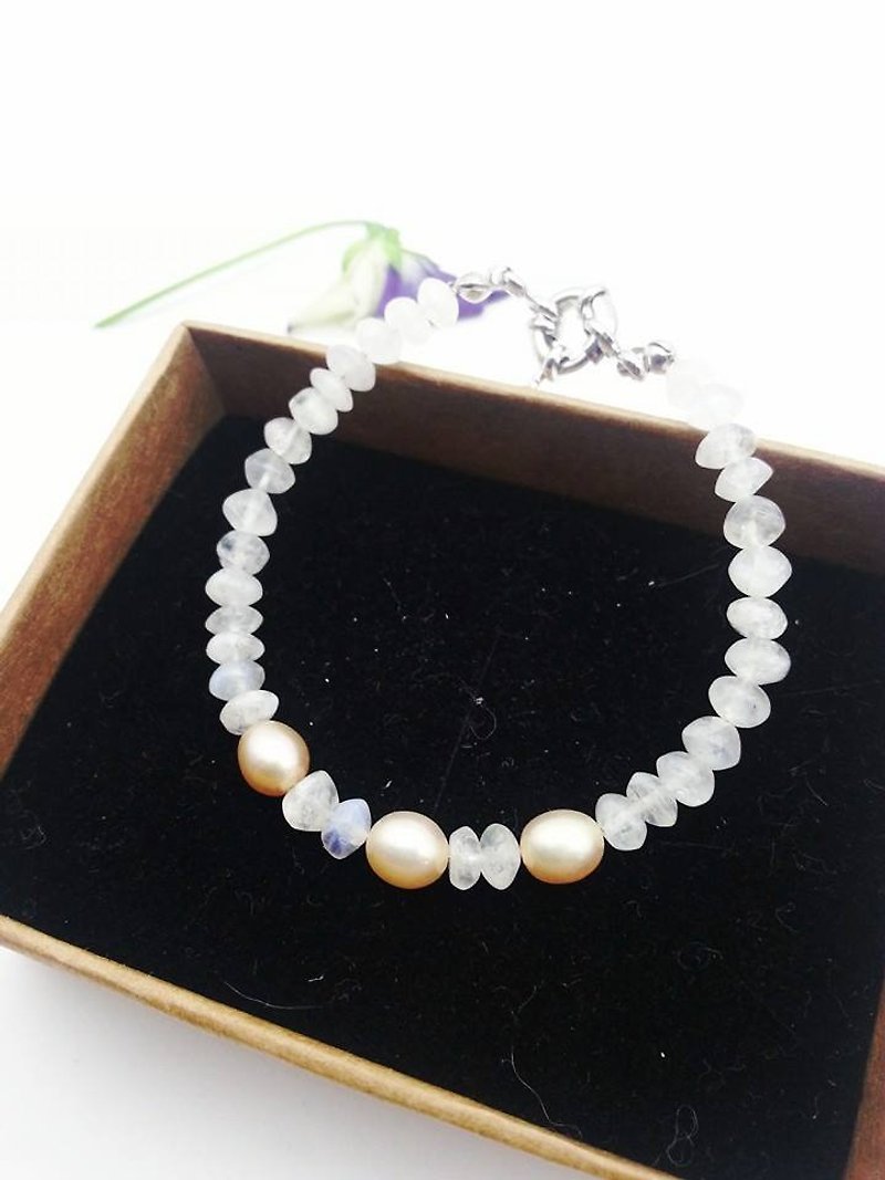 [Lost and find] pink freshwater pearls with a soft Moonstone Bracelet - Bracelets - Gemstone White