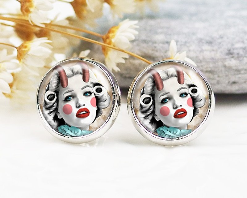 Little Devil Beauty-Clip-on Earrings︱Auricle Earrings︱Fashion Accessories for Small Face Modification︱Birthday Gifts - ต่างหู - โลหะ หลากหลายสี