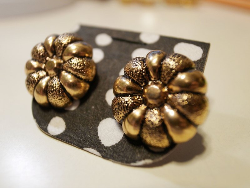 復古金雛菊耳環 - Earrings & Clip-ons - Other Materials Gold