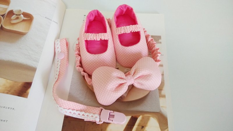 Foundation Shuiyu births gift baby shoes + headband + pacifier clip - รองเท้าเด็ก - วัสดุอื่นๆ สึชมพู