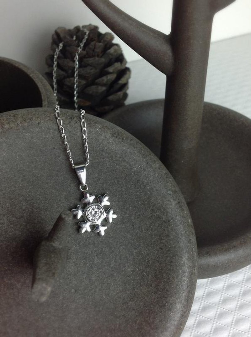 聖誕節  可愛的雪花 純銀項鍊 - Necklaces - Other Metals White