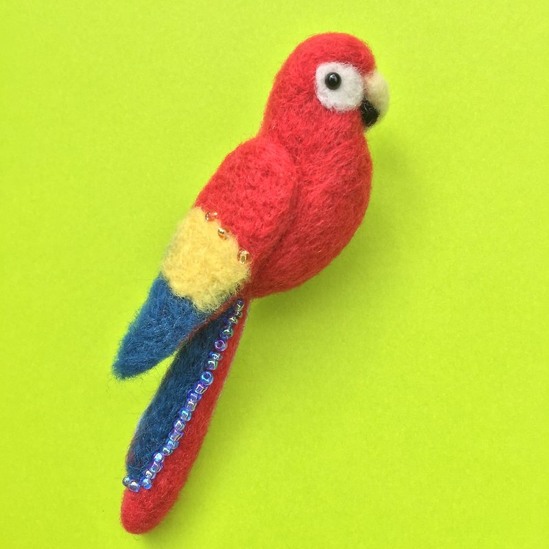 Red Macaw-Handmade Wool Felt Pin - เข็มกลัด - ขนแกะ สีแดง